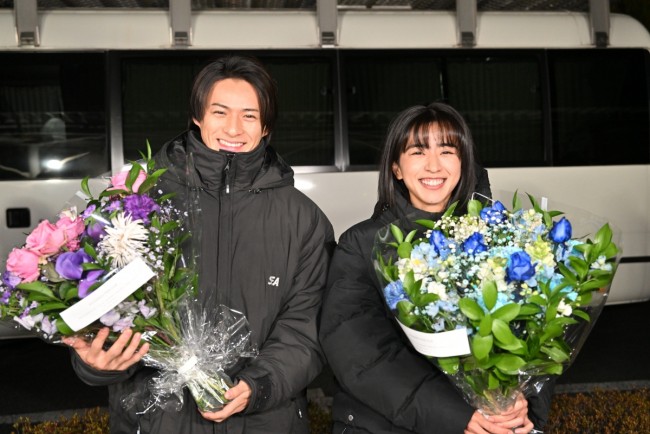 金曜ドラマ『クロサギ』クランクアップを迎えた(左から)平野紫耀、黒島結菜