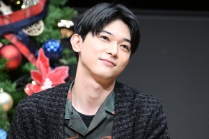 吉沢亮、『ブラックナイトパレード』サンタクローストークイベントに登場