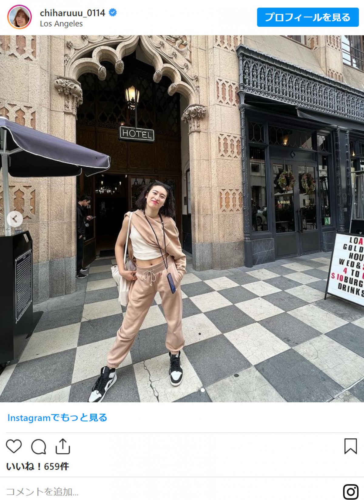新山千春、親子でLA満喫　娘・もあはタトゥーシール＆お腹もチラ見せの大胆ファッション