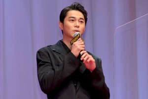 東出昌大、映画『コンフィデンスマンJP　英雄編』ワールドプレミアに登場