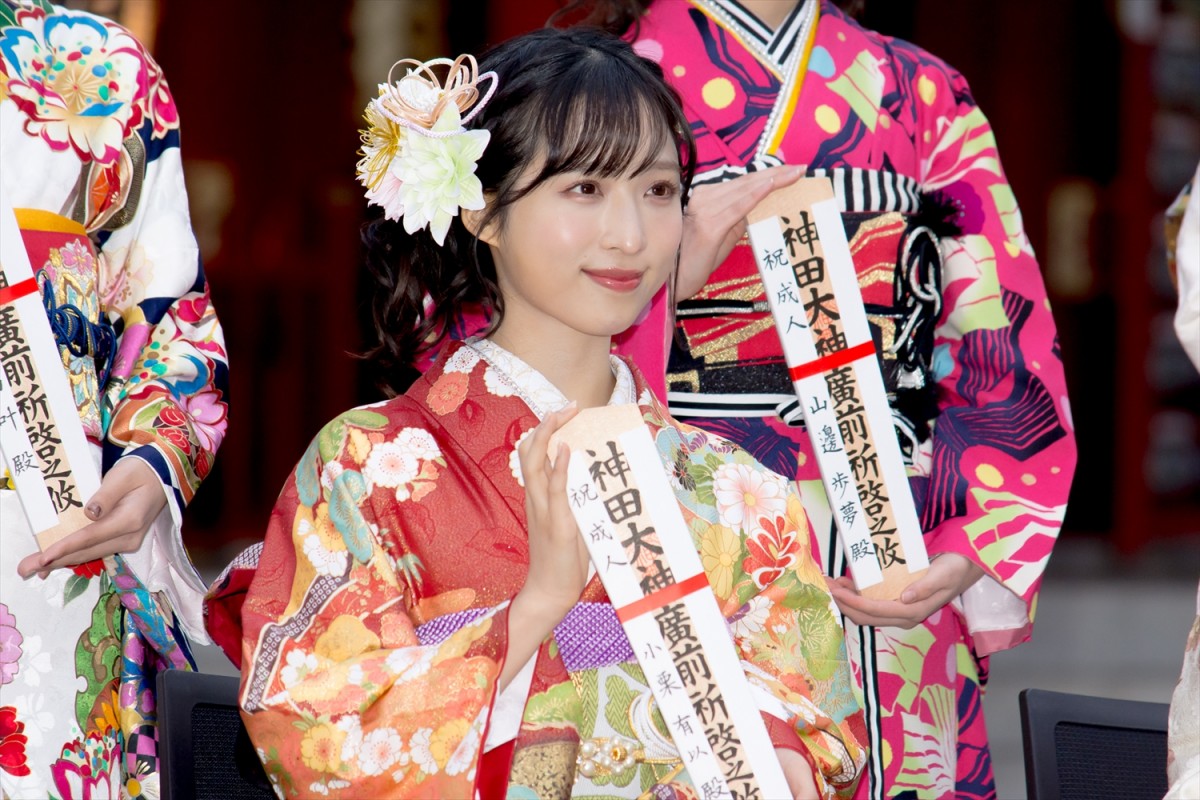 ＜AKB48成人式＞小栗有以・本田仁美ら華やかな振袖姿を披露　“黄金のトライ世代”で「AKB48を引っ張っていきたい」