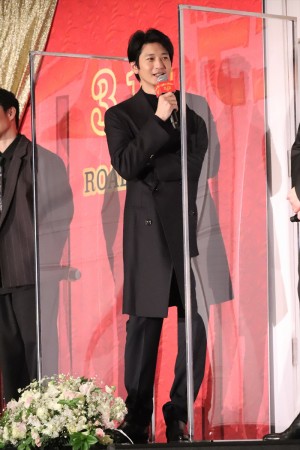 向井理、映画『ウェディング・ハイ』完成披露舞台あいさつに登場