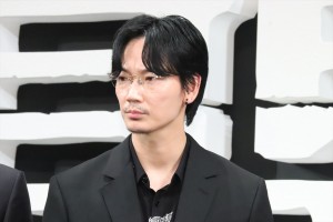 綾野剛、Netflixシリーズ『新聞記者』ワールドプレミアイベントに登場