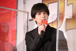 岩田剛典、映画『ウェディング・ハイ』完成披露舞台あいさつに登場