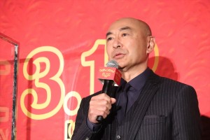 高橋克実、映画『ウェディング・ハイ』完成披露舞台あいさつに登場