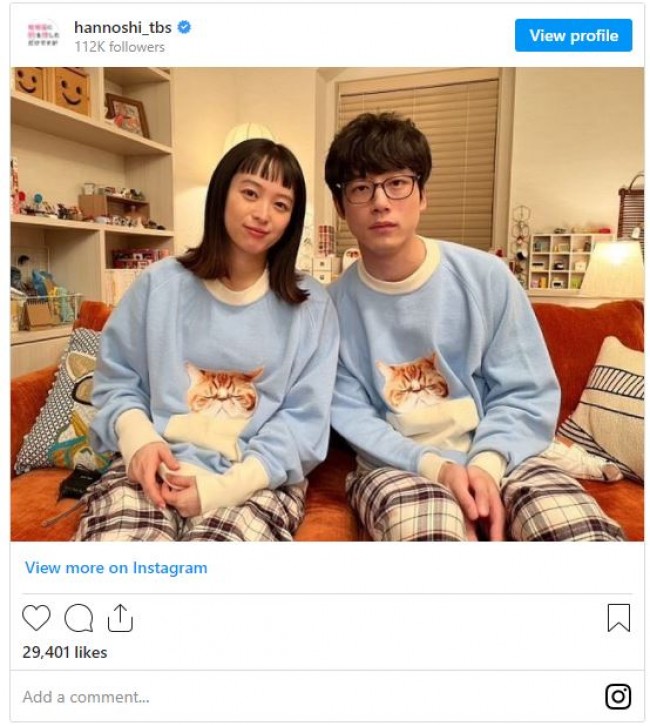 写真）清野菜名＆坂口健太郎がペアルックのパジャマ姿 『ハンオシ