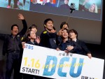 ドラマ『DCU』舞台あいさつで自撮り撮影