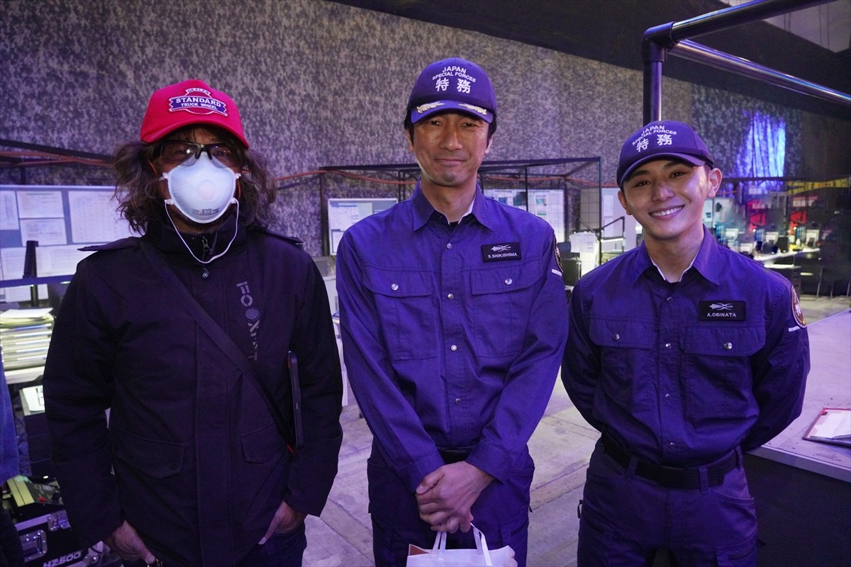 『大怪獣のあとしまつ』オフショット (左から)三木聡監督、眞島秀和、山田涼介