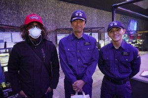 『大怪獣のあとしまつ』オフショット　（左から）三木聡監督、眞島秀和、山田涼介