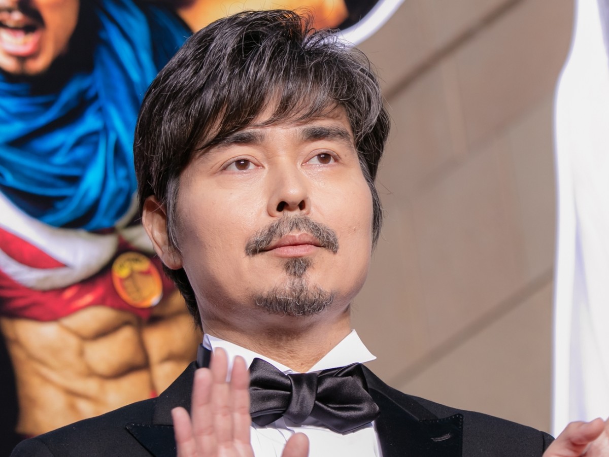 伊藤英明、素肌にデニムベストの主演作に自虐PR　「これじゃないよ感」