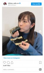 恵方巻きを食べる斎藤ちはるアナウンサー　※「斎藤ちはる」インスタグラム