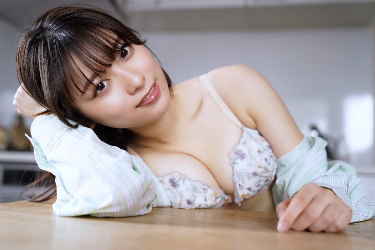 美女インフルエンサー・まるぴ、「FLASHスペシャル」(光文社)アザーカット