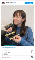 恵方巻きを食べる斎藤ちはるアナウンサー　※「斎藤ちはる」インスタグラム