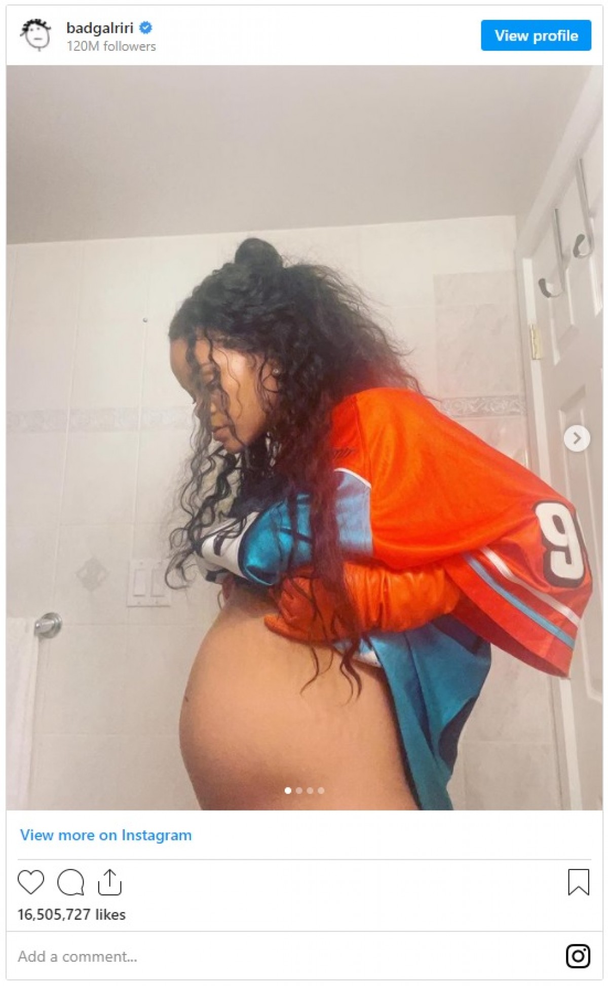 第1子妊娠のリアーナ、大きなお腹をのぞきこむ写真でファンに妊娠を報告