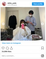 美容室で髪を切ってもらう矢田亜希子　※「矢田亜希子」インスタグラム