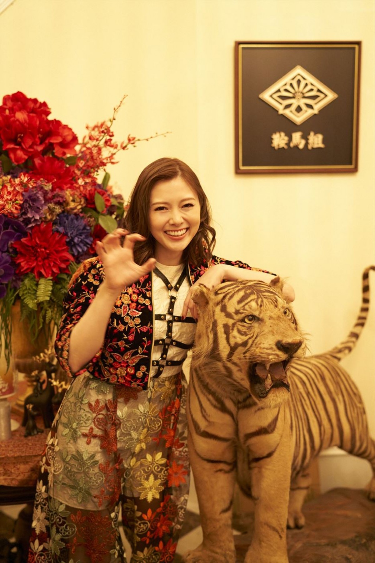 白石麻衣、妖艶七変化　『嘘喰い』“最恐”女組長・鞍馬蘭子の新場面＆メイキングカット解禁