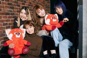 SCANDALの（左から）TOMOMI、HARUNA、RINA、MAMIも映画『私ときどきレッサーパンダ』を絶賛！