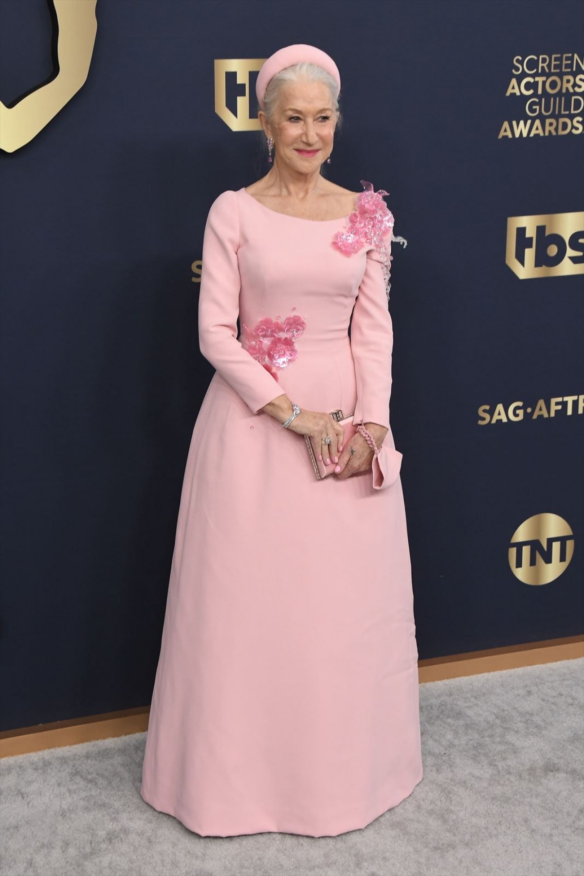 まるで本物の女王！　大女優ヘレン・ミレン、全身ピンクのパーフェクトなルックで魅了
