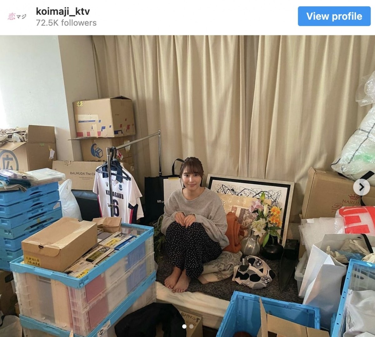 広瀬アリス、美術道具に囲まれ“ちょこん”　「アリスinワンダーランド」「かわいい」の声