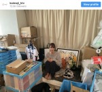 “ちょこん”座りの広瀬アリス　※ドラマ『恋なんて、本気でやってどうするの？』公式インスタグラム