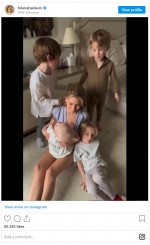 子どもたちに囲まれる動画で第7子の妊娠発表　※「ヒラリア・ボールドウィン」インスタグラム