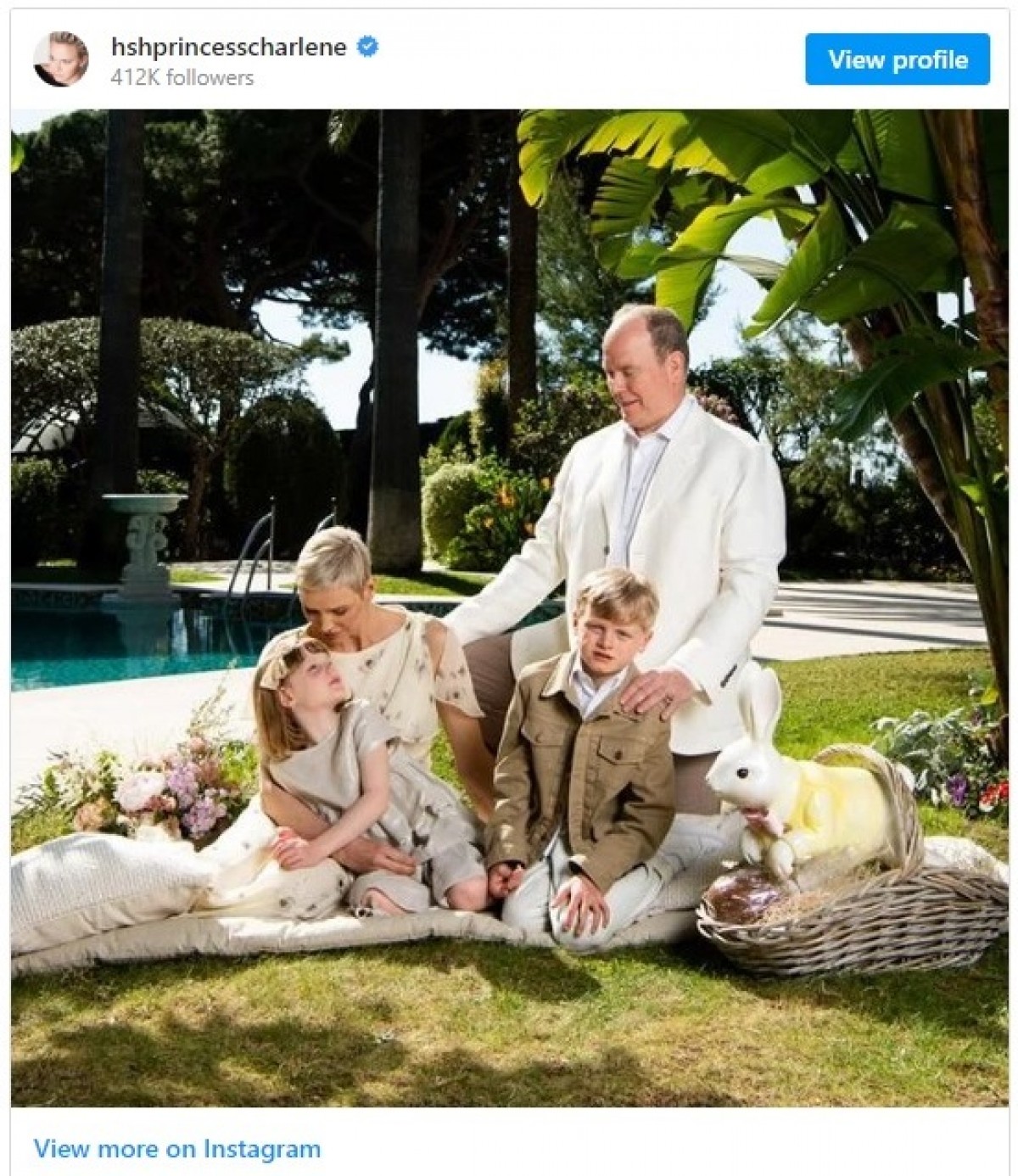 モナコ公国シャルレーヌ公妃、イースターを祝う家族写真を公開