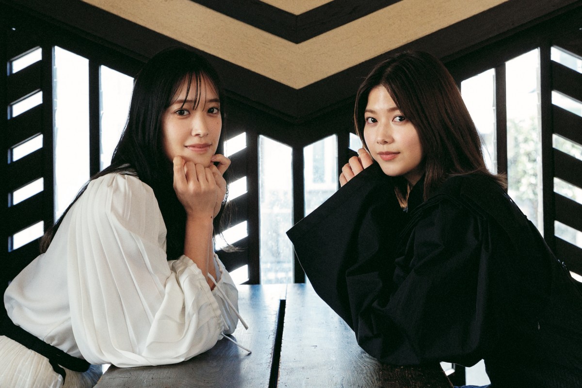 (左から)佐々木久美、渡邉理佐 櫻坂46・渡邉理佐卒業メモリアルブック『抱きしめたくなる瞬間』より