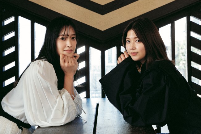 (左から)佐々木久美、渡邉理佐 櫻坂46・渡邉理佐卒業メモリアルブック『抱きしめたくなる瞬間』より