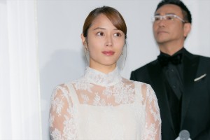 広瀬アリス、『劇場版ラジエーションハウス』完成披露舞台あいさつに登場