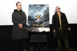 映画『アネット』公開初⽇舞台あいさつにサプライズ登壇した古舘寛治（左）　レオス・カラックス監督と