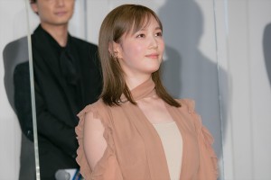 本田翼、『劇場版ラジエーションハウス』完成披露舞台あいさつに登場