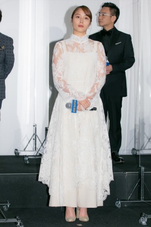 広瀬アリス、『劇場版ラジエーションハウス』完成披露舞台あいさつに登場