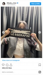 凛々しい表情で「LE SSERAFIM」のデビューを報告する宮脇咲良　※「宮脇咲良」インスタグラム