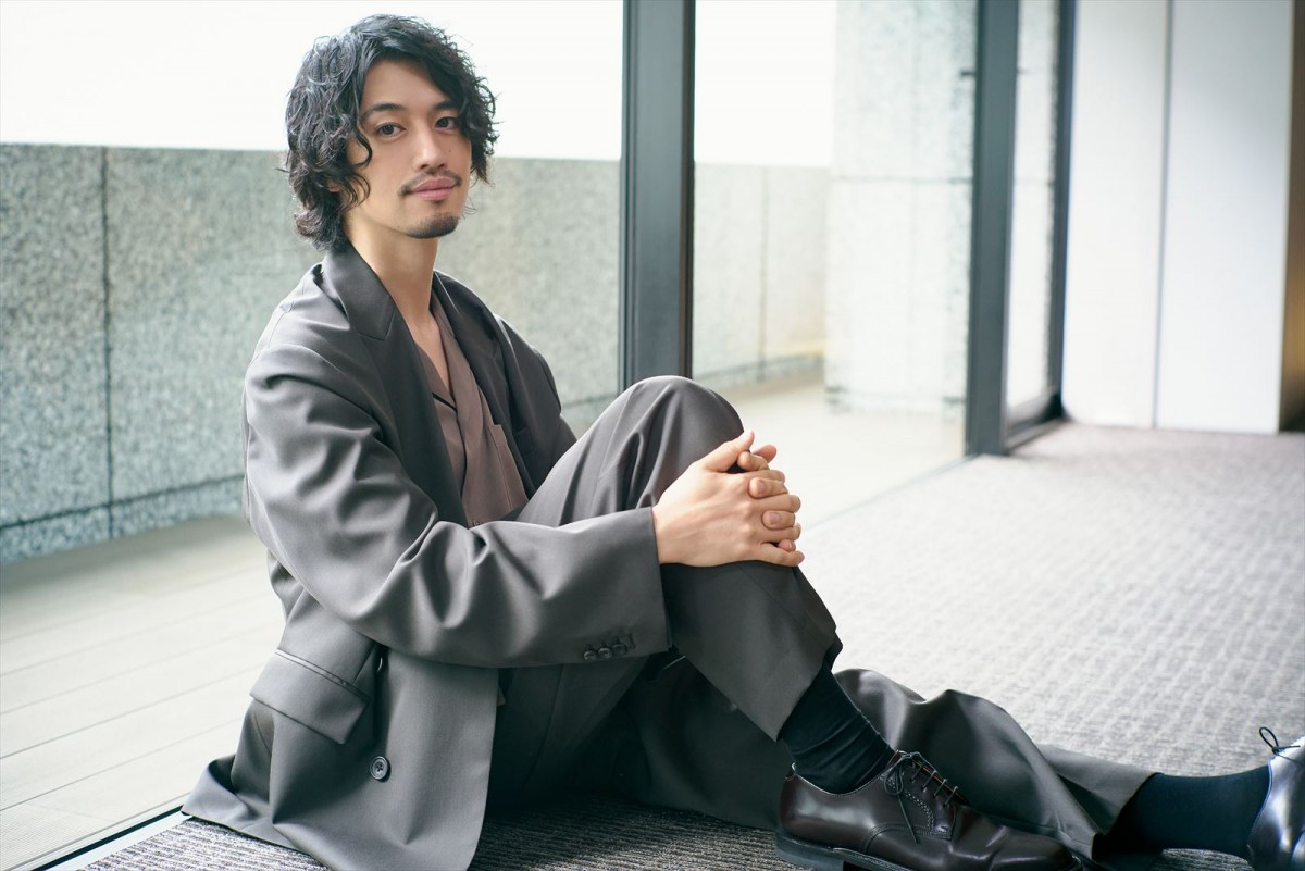斎藤工「今の世の中に必要なのは“ホスピタリティ”」　妊娠する男性役を演じて