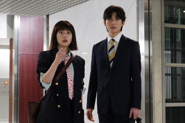 ドラマ『悪女(わる)~働くのがカッコ悪いなんて誰が言った?~』で先輩後輩を演じる今田美桜と高橋文哉