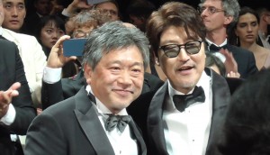 第75回カンヌ国際映画祭「コンペティション部門」で最優秀男優賞を受賞したソン・ガンホ（右）と是枝裕和監督（左）