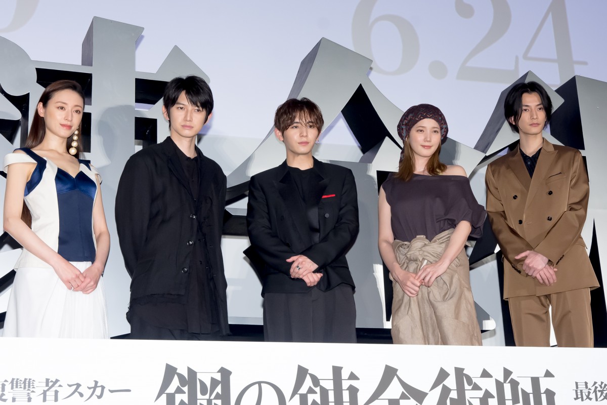 山田涼介＆本田翼、役のイメージを取り入れた衣装で登場　テンポ良いやり取り見せる