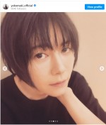 黒髪ショートヘアの真木よう子 ※「真木よう子」インスタグラム