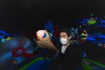 東京ディズニーランドの人気アトラクション「バズ・ライトイヤーのアストロブラスター」を体験する鈴木亮平