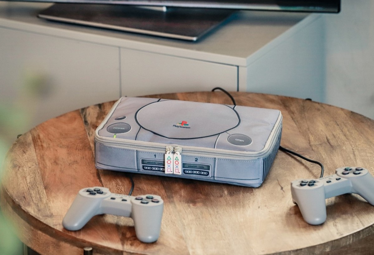 「初代PlayStation™の原寸大マルチポーチ付きBOOK」20220610