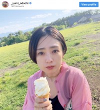 ソフトクリーム片手に絶妙な表情を浮かべる安達祐実　※「安達祐実」インスタグラム