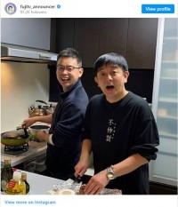 2人でキッチンに立つ（左から）フジテレビアナウンサー・森昭一郎、伊藤利尋 ※「フジテレビアナウンサー」インスタグラム