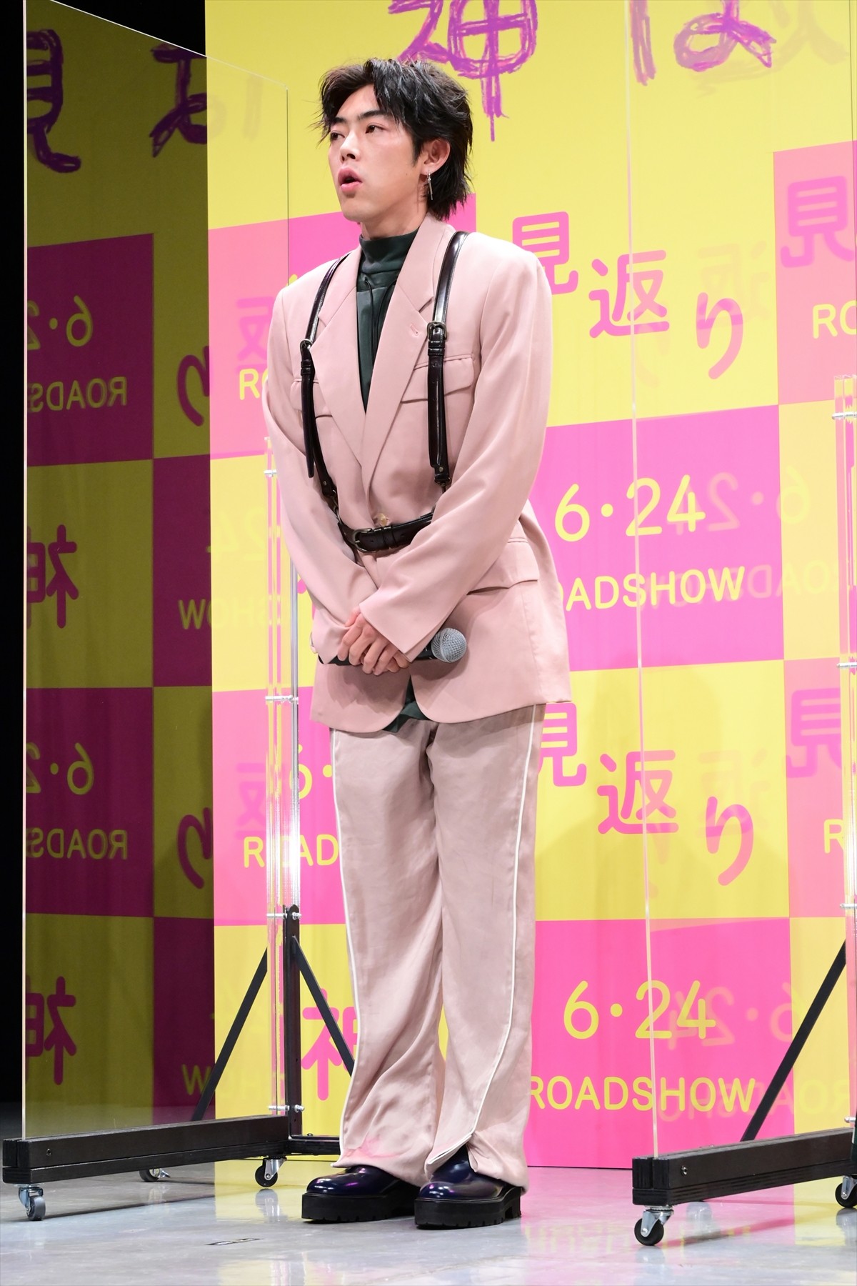 ムロツヨシ暴走　アドリブの“花道歩き”に観客大喜び