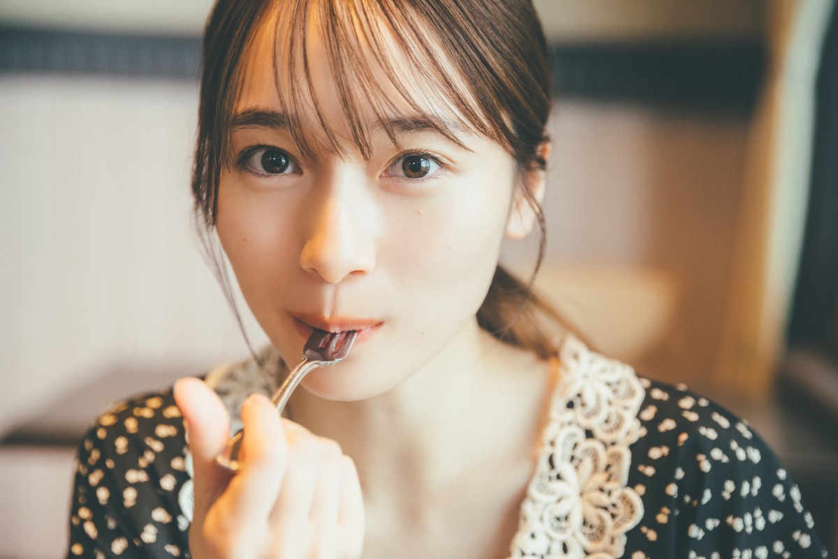 櫻坂46・守屋麗奈が愛らしいエプロン姿　“おうちデート”をテーマに