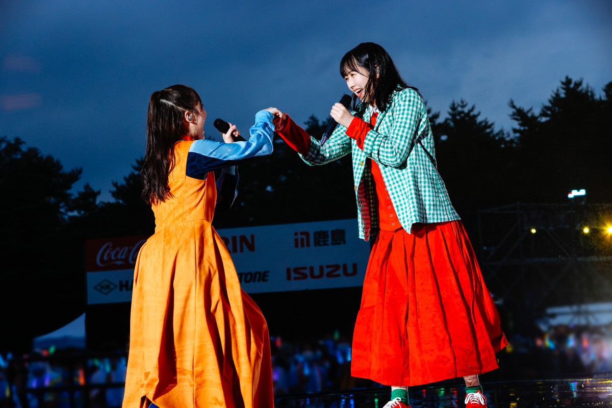日向坂46、“W-KEYAKI FES.”で欅坂46曲を披露　ラストで会場は欅坂×櫻坂×日向坂カラーに