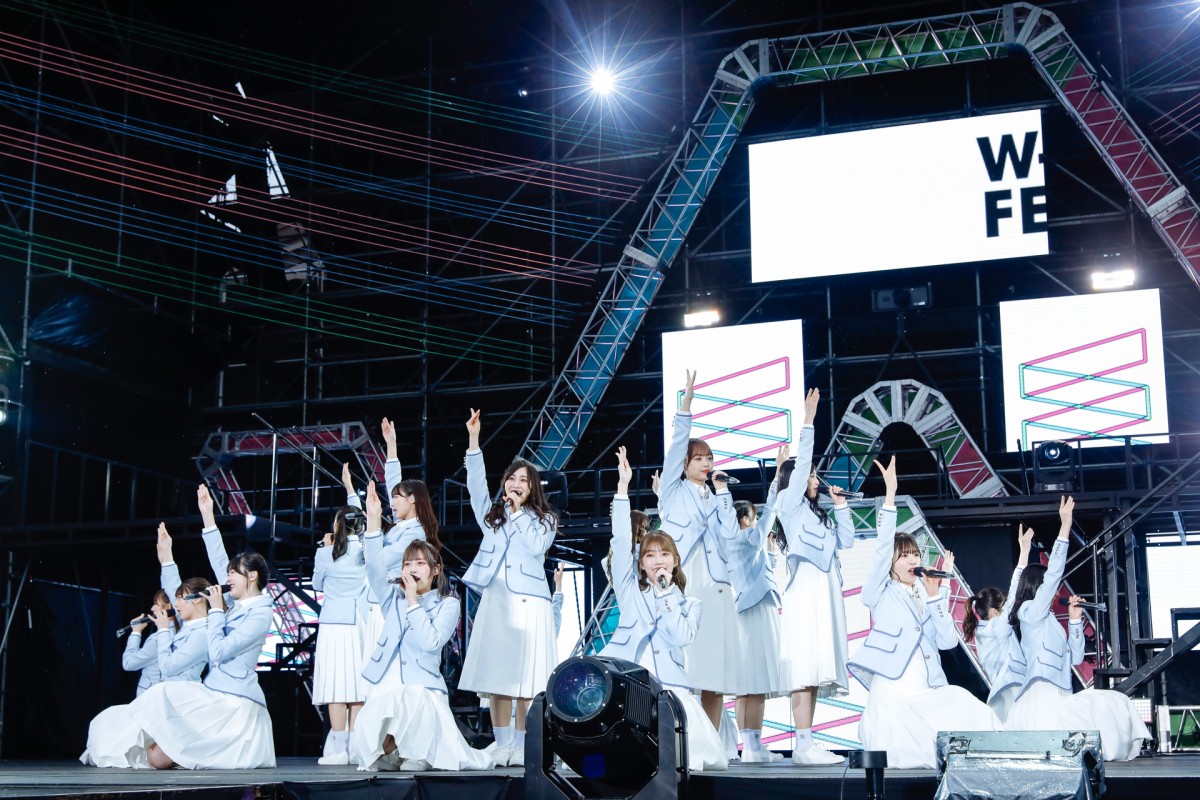 日向坂46、“W-KEYAKI FES.”で欅坂46曲を披露　ラストで会場は欅坂×櫻坂×日向坂カラーに