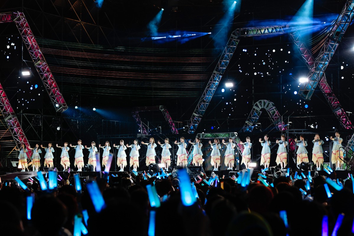 日向坂46、“W-KEYAKI FES.”で欅坂46曲を披露　ラストで会場は欅坂×櫻坂×日向坂カラーに