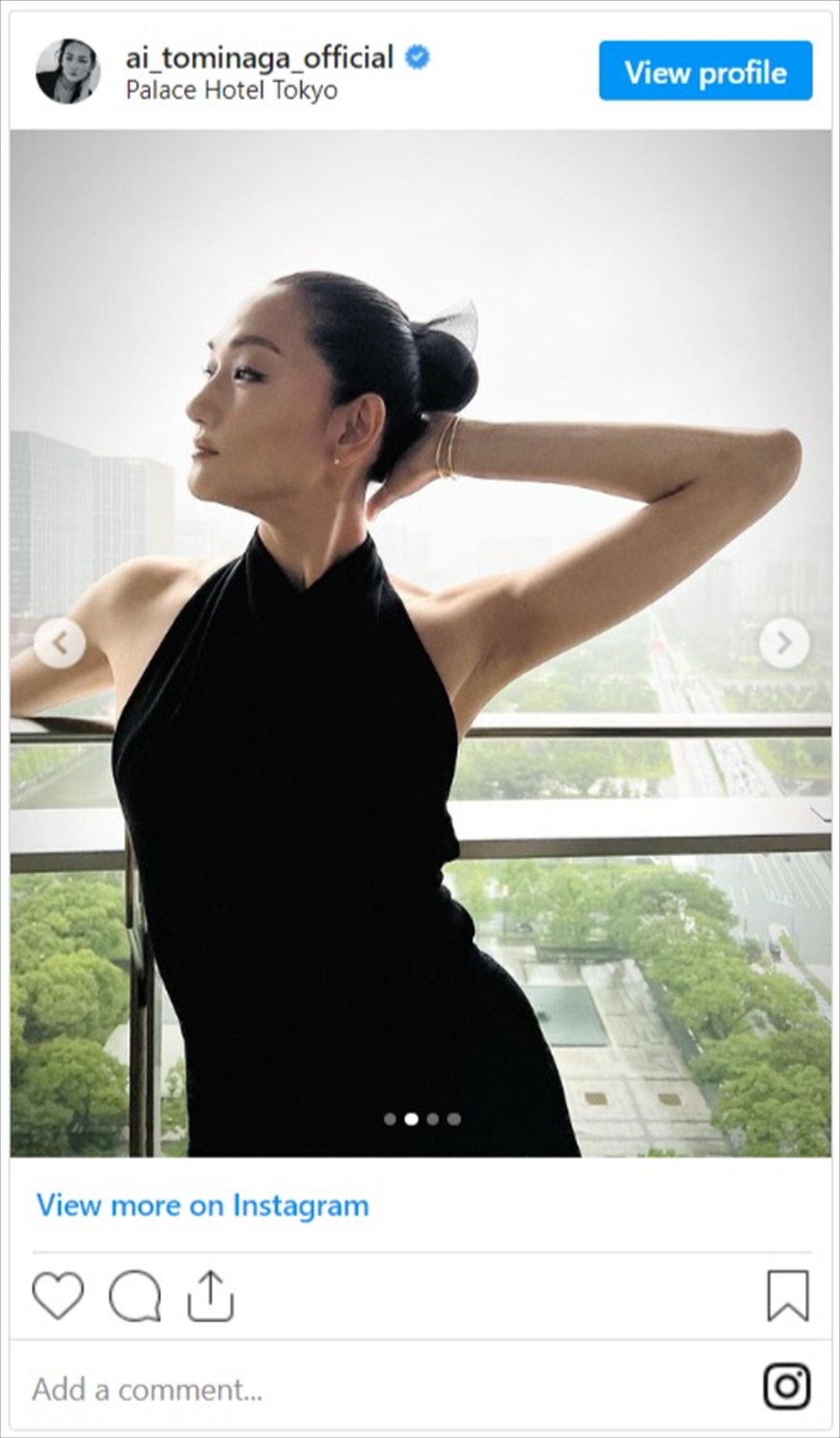 冨永愛、大人の色香あふれるブラックドレス姿　ベッドに寝そべる美ショットに絶賛の声