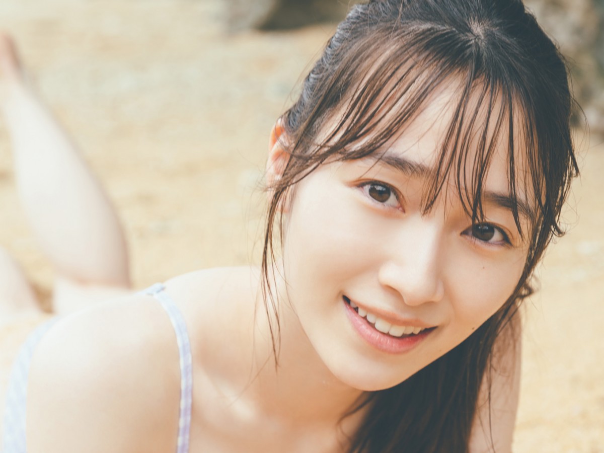 櫻坂46・守屋麗奈、プライベートビーチでビキニ姿 恥ずかしそうに