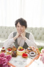 『TBSラジオ「空気階段の踊り場」公式本2017-2021』より袋とじカット「“秘密のスイーツパーティー”に笑顔を見せる水川かたまり」